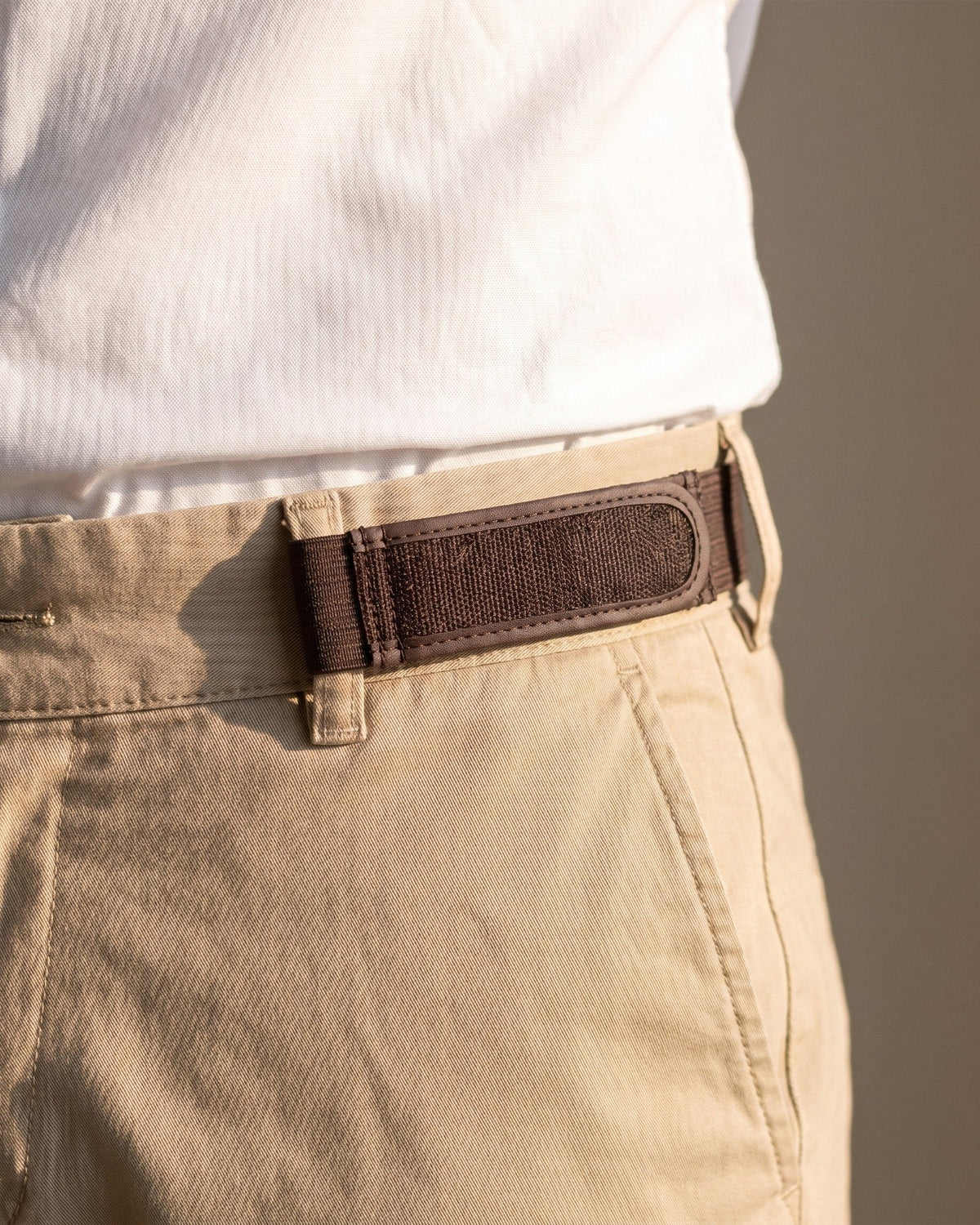 Brun stropp på beige chinos